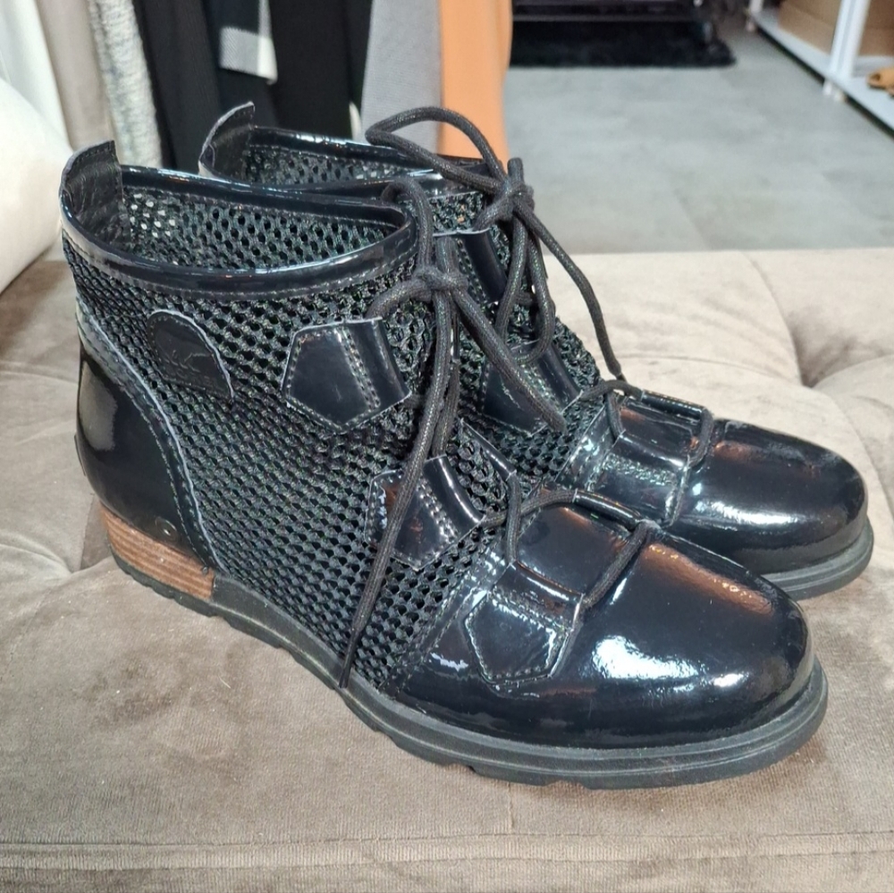 Sorel Major Lace Patent Learher Mesh Bootie Size 8.5